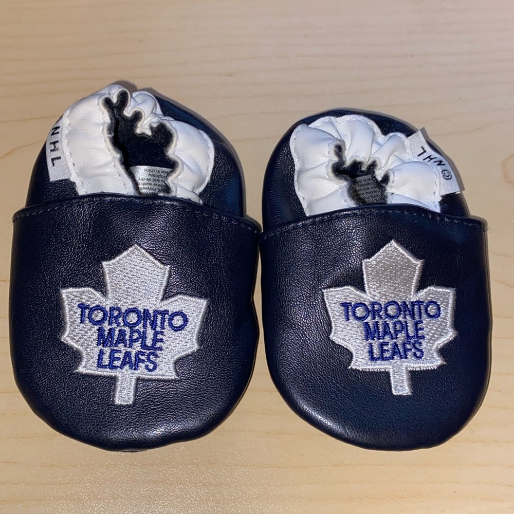 Toronto Maple Leafs NHL Hockey Team Fan Infant Slippers Size 0-6 Months Baby